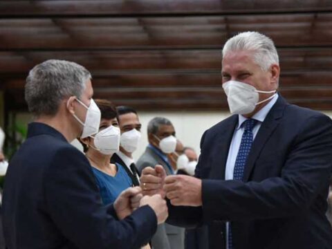 Condecoran a científicos cubanos con título de Héroe del Trabajo de la República