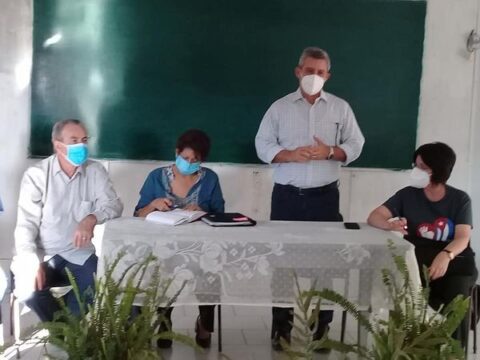 El viceprimer ministro Jorge Luis Perdomo junto a la ministra de Educación Ena Elsa Velázquez y el titular de Educación Superior José Ramón Saborido examinan este viernes en Matanzas las condiciones para el inicio del curso escolar presencial.