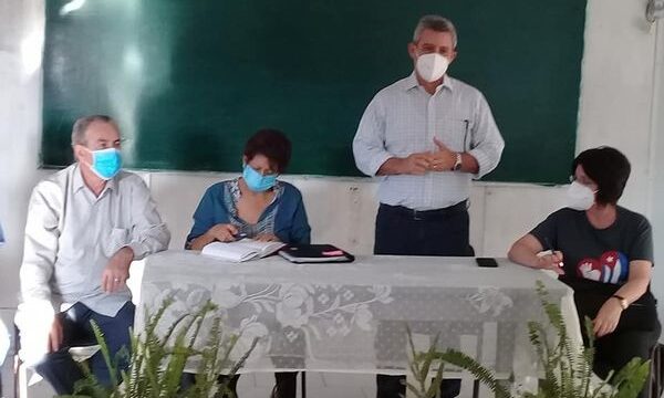 El viceprimer ministro Jorge Luis Perdomo junto a la ministra de Educación Ena Elsa Velázquez y el titular de Educación Superior José Ramón Saborido examinan este viernes en Matanzas las condiciones para el inicio del curso escolar presencial.