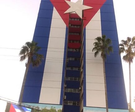 Inauguran murales en homenaje a la bandera y a Fidel
