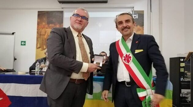 Recibe premio Lirio de Oro Contingente Henry Reeve