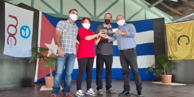 El colectivo laboral del hotel Roc Varadero, en el principal destino de sol y playa de Cuba, recibió el Sello Mérito al Humanismo, Sensibilidad y Solidaridad