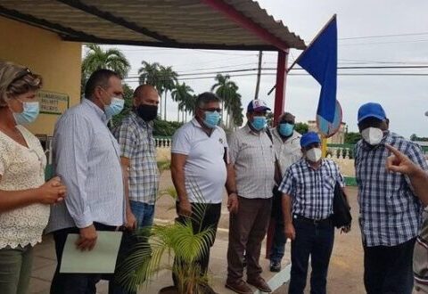 El miembro del Buró Político del Comité Central del Partido y vicepresidente de la República de Cuba, Salvador Valdés Mesa, evalúa en Matanzas los preparativos para la campaña azucarera 2021-2022.