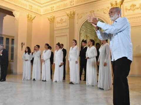 Tiempo de aniversario es el año 2021 para el Coro de Cámara de Matanzas. 60 años de entrega artística al público bajo la guía, desde hace unas décadas, del doctor en Música Coral y director de orquesta, José Antonio Méndez Valencia.