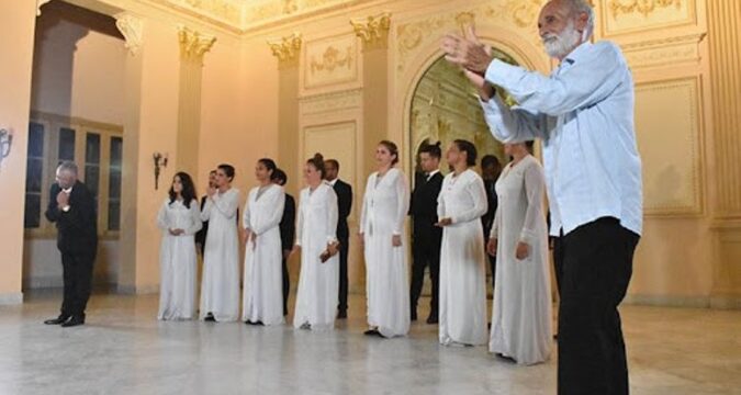 Tiempo de aniversario es el año 2021 para el Coro de Cámara de Matanzas. 60 años de entrega artística al público bajo la guía, desde hace unas décadas, del doctor en Música Coral y director de orquesta, José Antonio Méndez Valencia.