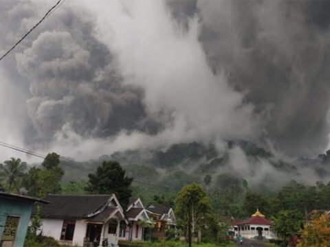 Aumentan muertes por erupción de volcán en Indonesia