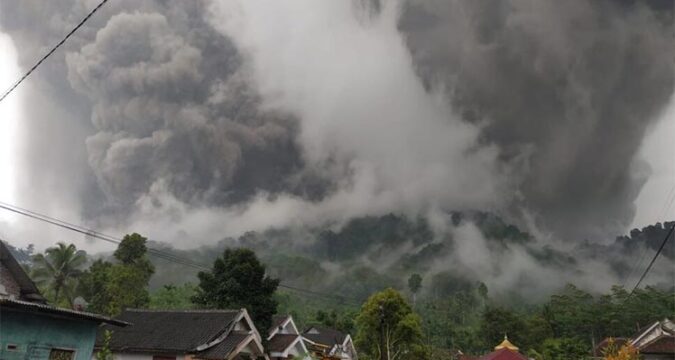 Aumentan muertes por erupción de volcán en Indonesia