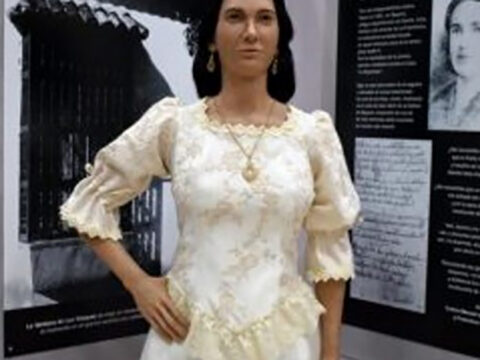 Develan estatua