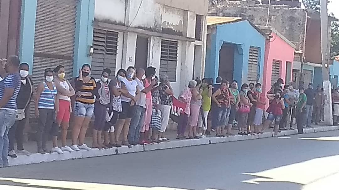 El pueblo periqueño en la arteria principal de la ciudad en espera de la Caravana de la Libertad