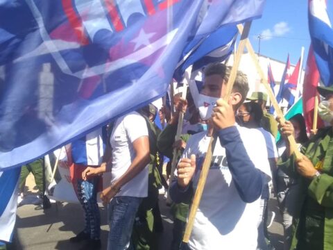 Reciben el carnet de la Unión de Jóvenes Comunistas nuevos militantes estudiantes del preuniversitario