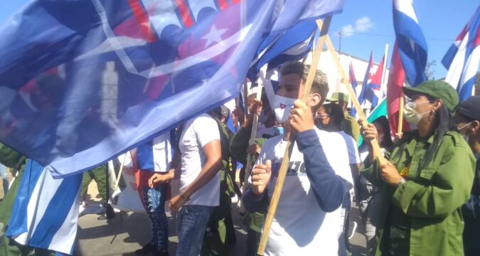 Reciben el carnet de la Unión de Jóvenes Comunistas nuevos militantes estudiantes del preuniversitario