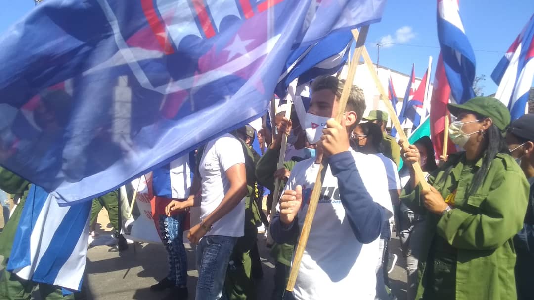 Reciben el carnet de la Unión de Jóvenes Comunistas nuevos militantes estudiantes del preuniversitario