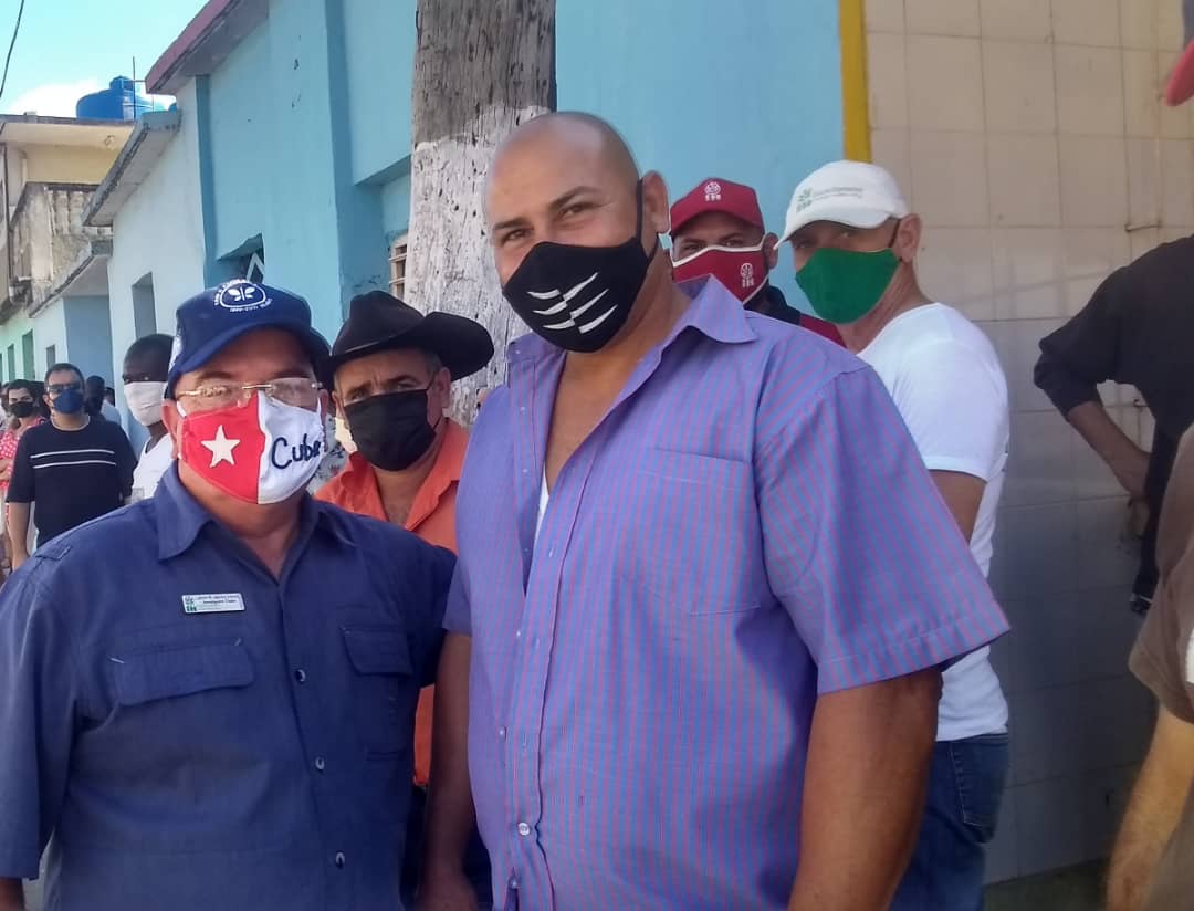 Profesionales de la Estación experimental de pastos y forrajes Indio Hatuey presentes en el paso de la caravana por este municipio