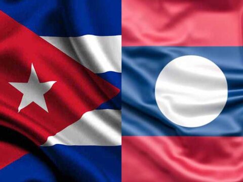 Cuba-Laos-banderas