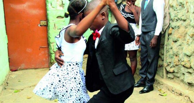 jovenes-bailando-semba