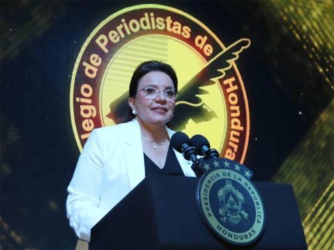 Xiomara-Castro-Entrega-Premio-Periodismo