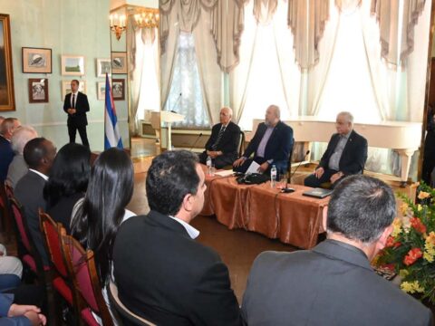 marrero-reunido-diplomaticos