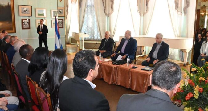 marrero-reunido-diplomaticos