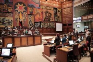 Parlamento de Ecuador debate cómo tratar reformas de consulta popular