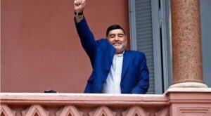Subastarán el Balón de Oro de Maradona del Mundial de México’86
