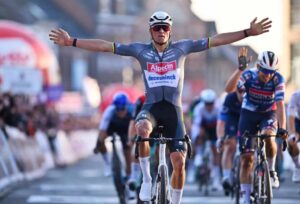 Ciclista Van der Poel defiende maillot amarillo en el Tour de Francia