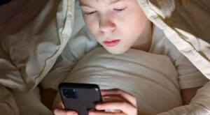 Menores de 13 años con teléfono inteligente: la trampa entre las manos