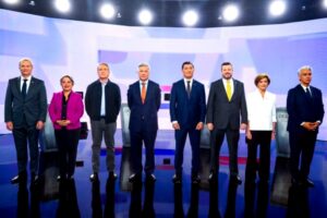 Diferencias y emplazamientos en primer debate de candidatos chilenos