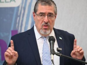 Aún tenemos brechas, afirmó Arévalo en Guatemala por la independencia