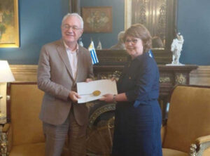 Embajadora de Cuba entrega copias de estilo a canciller uruguayo