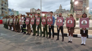 Miles de cubanos rinden homenaje a combatientes caídos en Venezuela