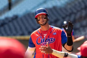 Yasiel González, el bate que convoca en Caracas