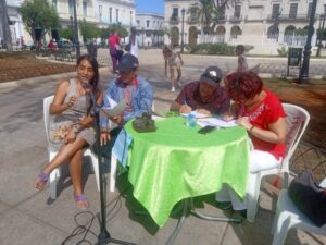 La gente pasa y nos mira abrazar la poesía