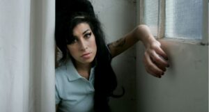 Padre de Amy Winehouse pierde demanda por venta de artículos de la cantante