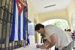 Detrás de la firma por la Patria en