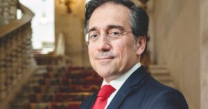 España temerosa de amenazas de Trump, apuesta por mediación