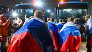 Rusia y Ucrania realizan intercambio de 175 prisioneros en vísperas de la Pascua como parte de la tregua