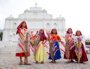 El Salvador festeja tradición ancestral de las flores y las palmas