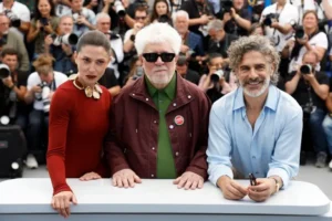 Almodóvar alerta en Cannes que “Europa nunca debe someterse a Trump”