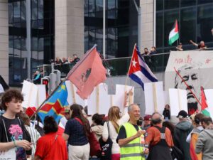 Bandera de Cuba presente en acto por la paz en Bruselas