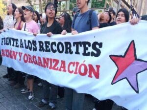 Estudiantes chilenos mantienen llamado a protesta contra recortes