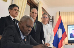 Firmó Esteban Lazo libro de condolencias por presidente laosiano