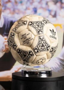 Subastan el balón de la "Mano de Dios" de Maradona