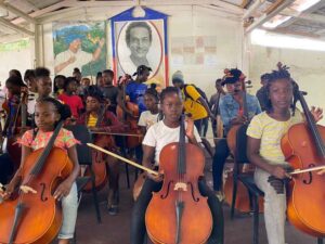 Elogian impacto de escuela haitiana de música en campamento veraniego