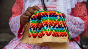 Feria en capital de México acerca tradición y arte textil